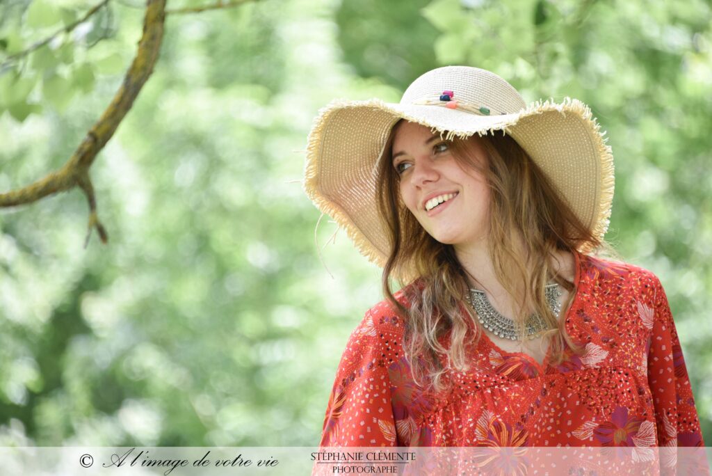 portrait jeune femme avec chapeau